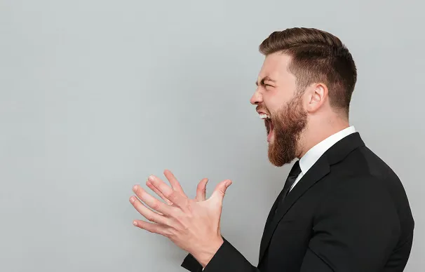 Homme en costume élevant la voix, illustration d'une tension